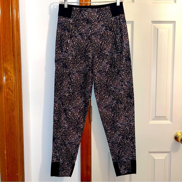Athleta Trekkie North Joggers in Kinetic Abstract - Picture 4 of 14